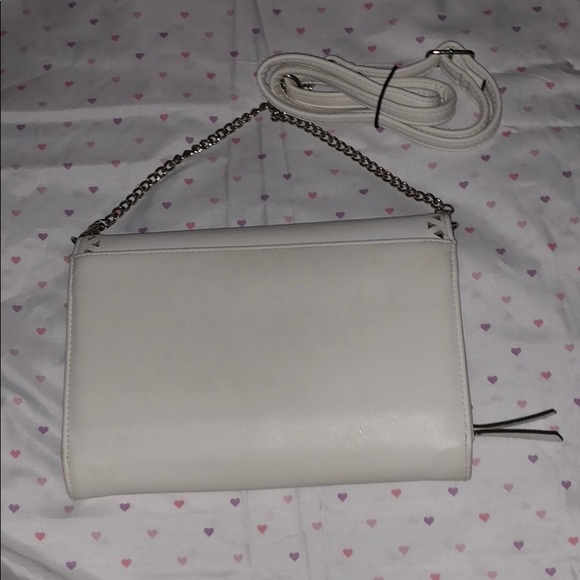 Max Studio White Flower Crossbody - Picture 7 of 8